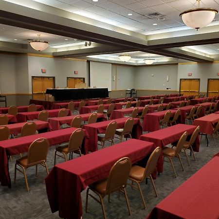 Crossroads Hotel And Huron Event Center Екстер'єр фото