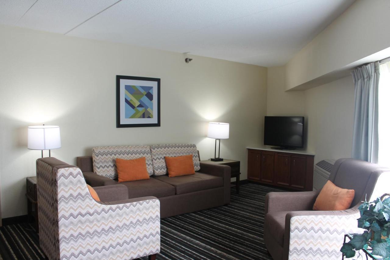 Crossroads Hotel And Huron Event Center Екстер'єр фото