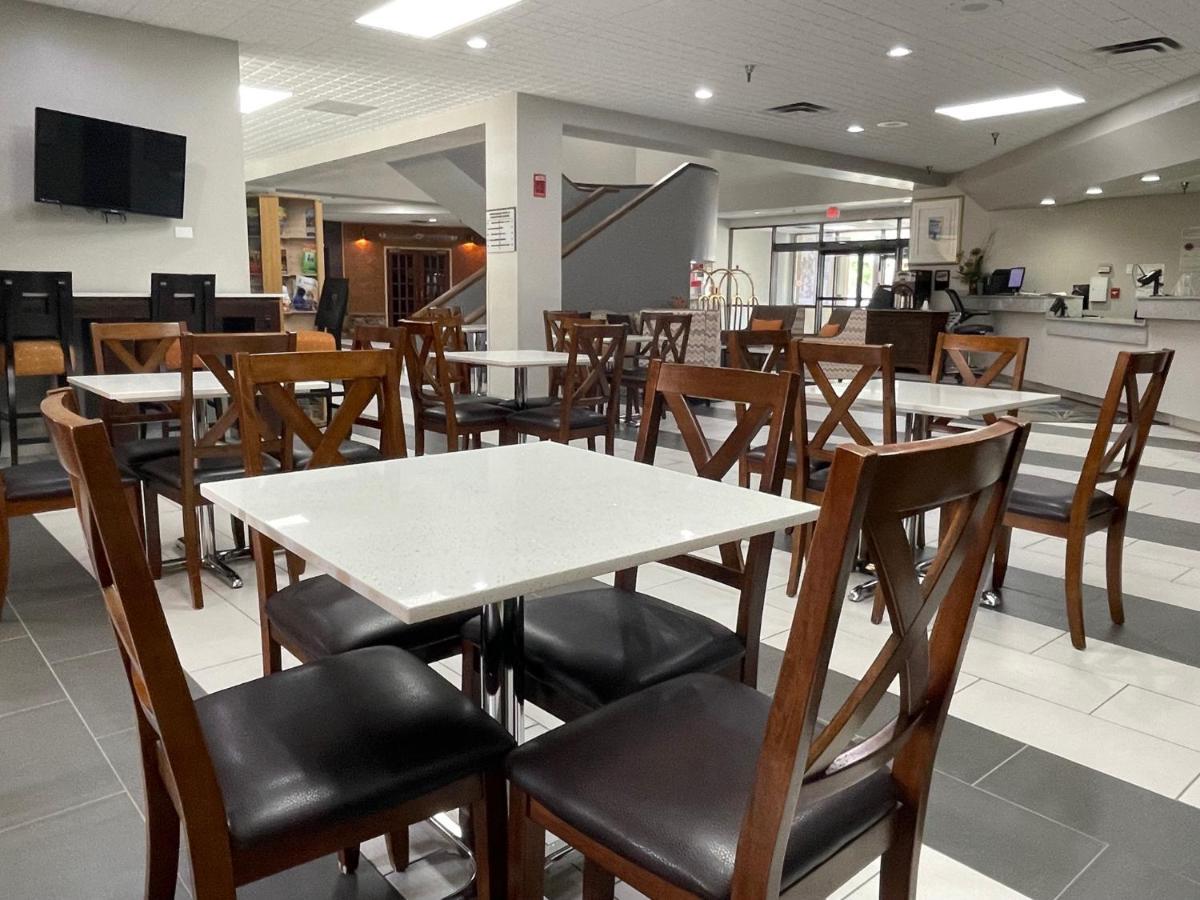 Crossroads Hotel And Huron Event Center Екстер'єр фото