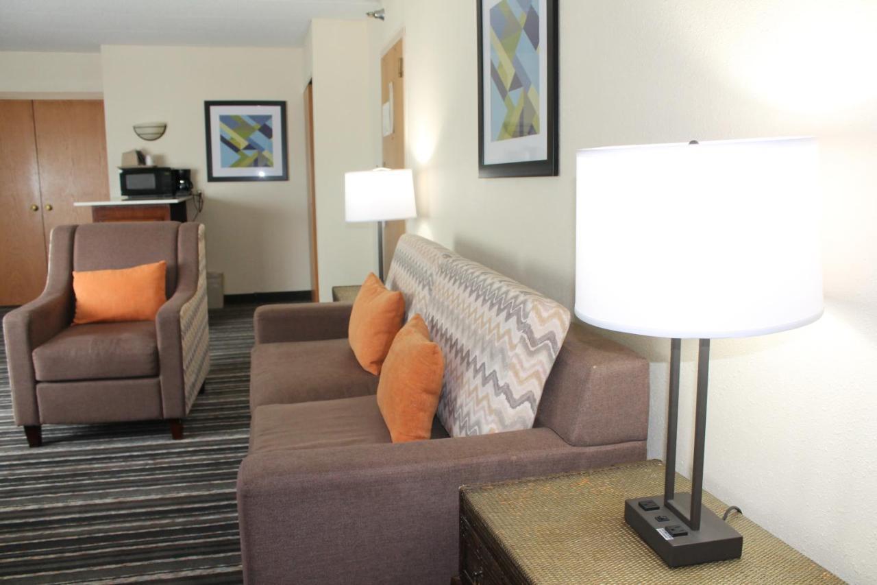 Crossroads Hotel And Huron Event Center Екстер'єр фото