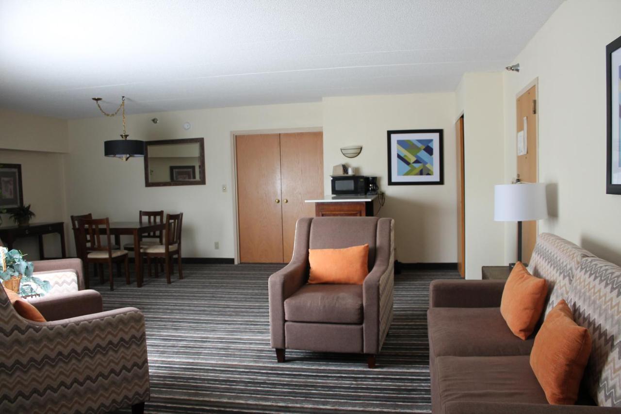 Crossroads Hotel And Huron Event Center Екстер'єр фото