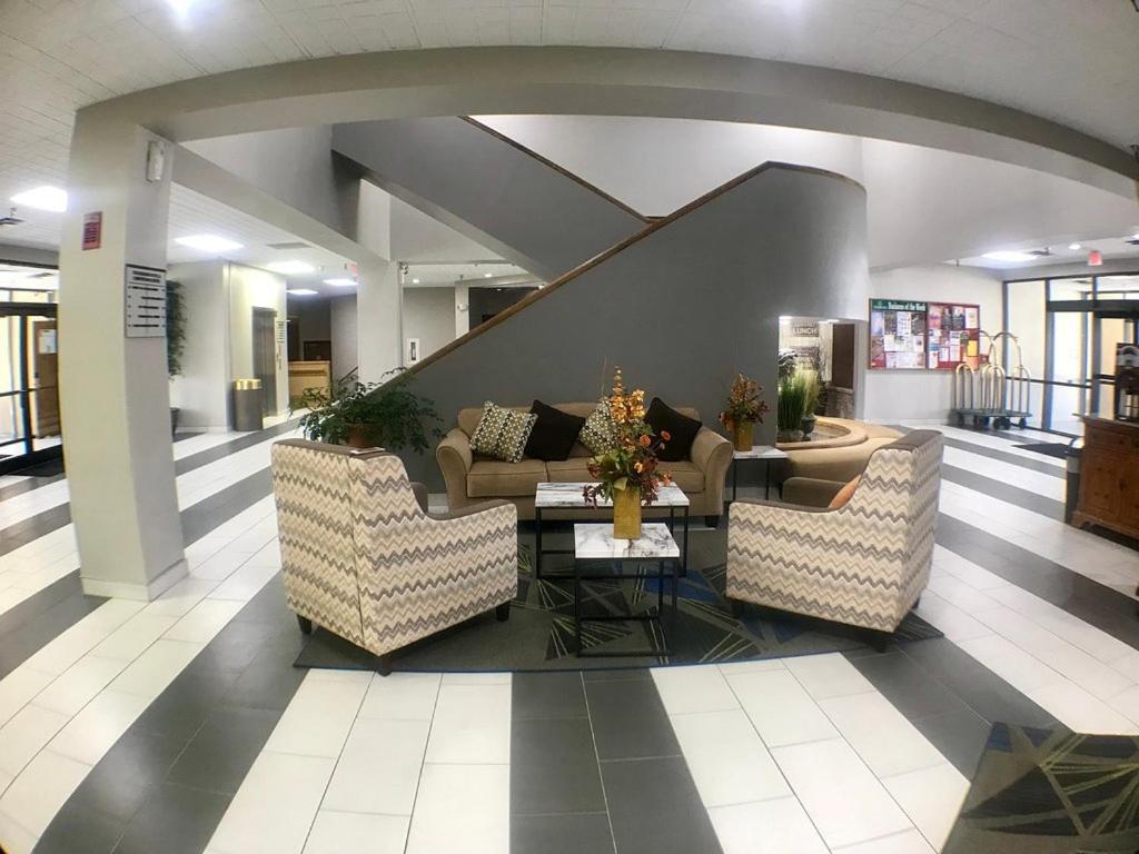 Crossroads Hotel And Huron Event Center Екстер'єр фото