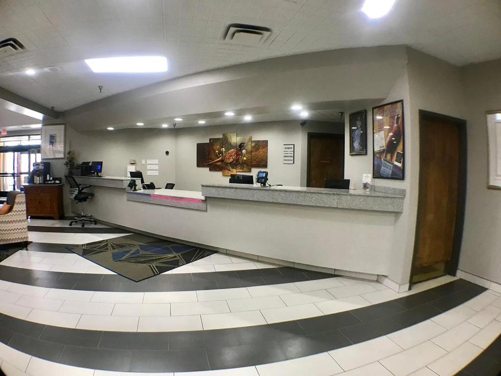 Crossroads Hotel And Huron Event Center Екстер'єр фото