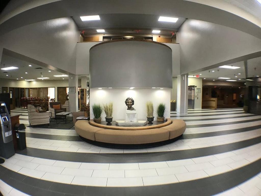 Crossroads Hotel And Huron Event Center Екстер'єр фото