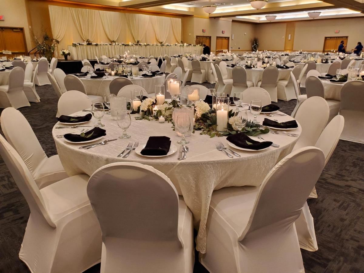 Crossroads Hotel And Huron Event Center Екстер'єр фото