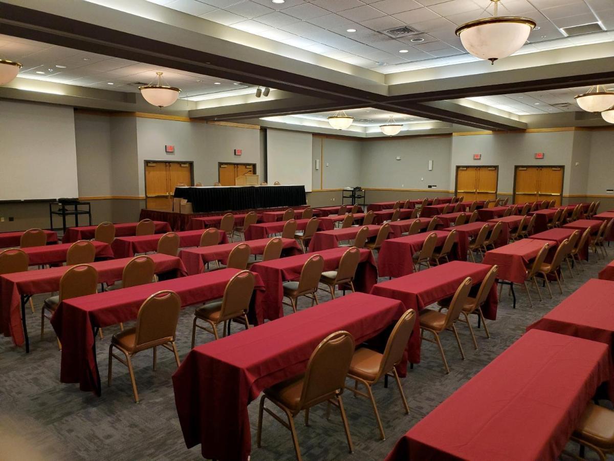 Crossroads Hotel And Huron Event Center Екстер'єр фото