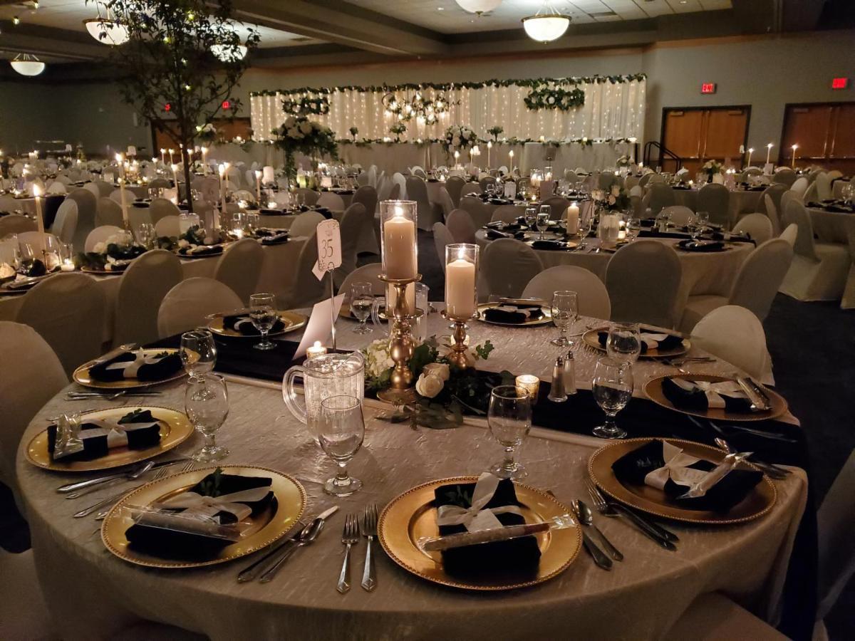 Crossroads Hotel And Huron Event Center Екстер'єр фото