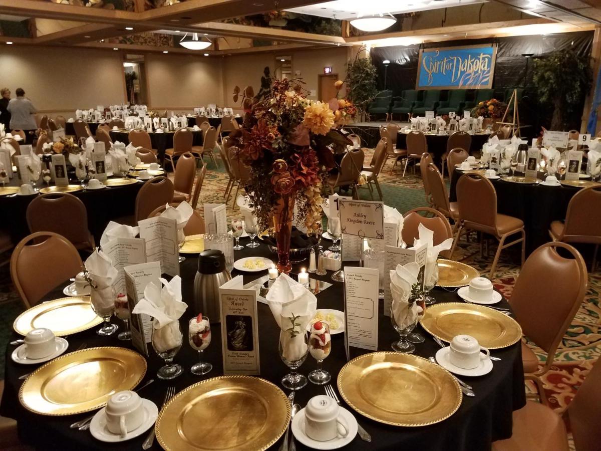Crossroads Hotel And Huron Event Center Екстер'єр фото