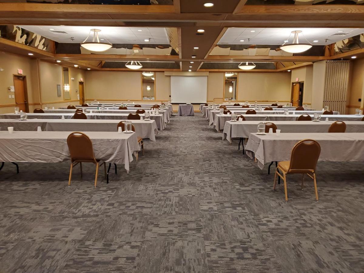 Crossroads Hotel And Huron Event Center Екстер'єр фото