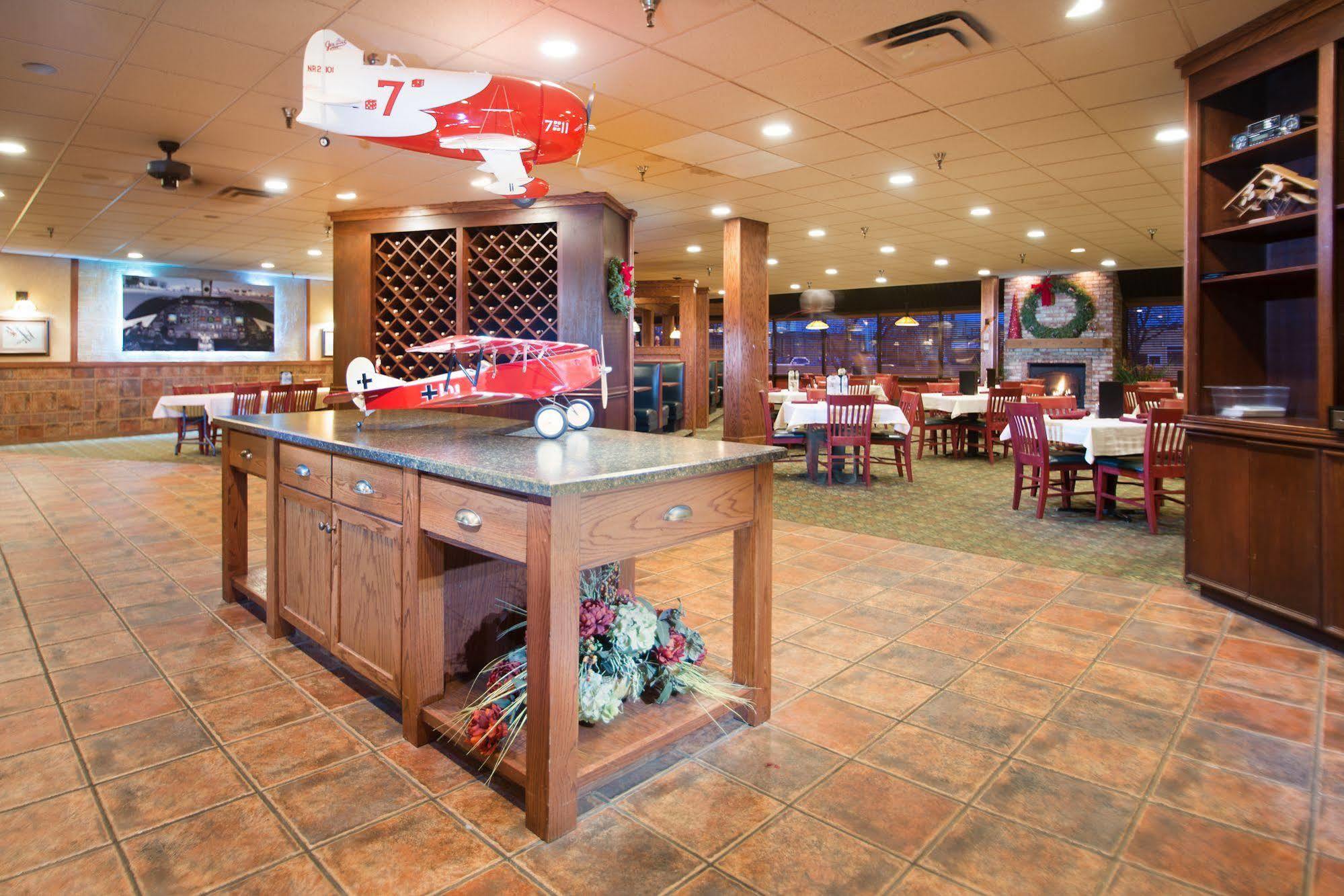 Crossroads Hotel And Huron Event Center Екстер'єр фото