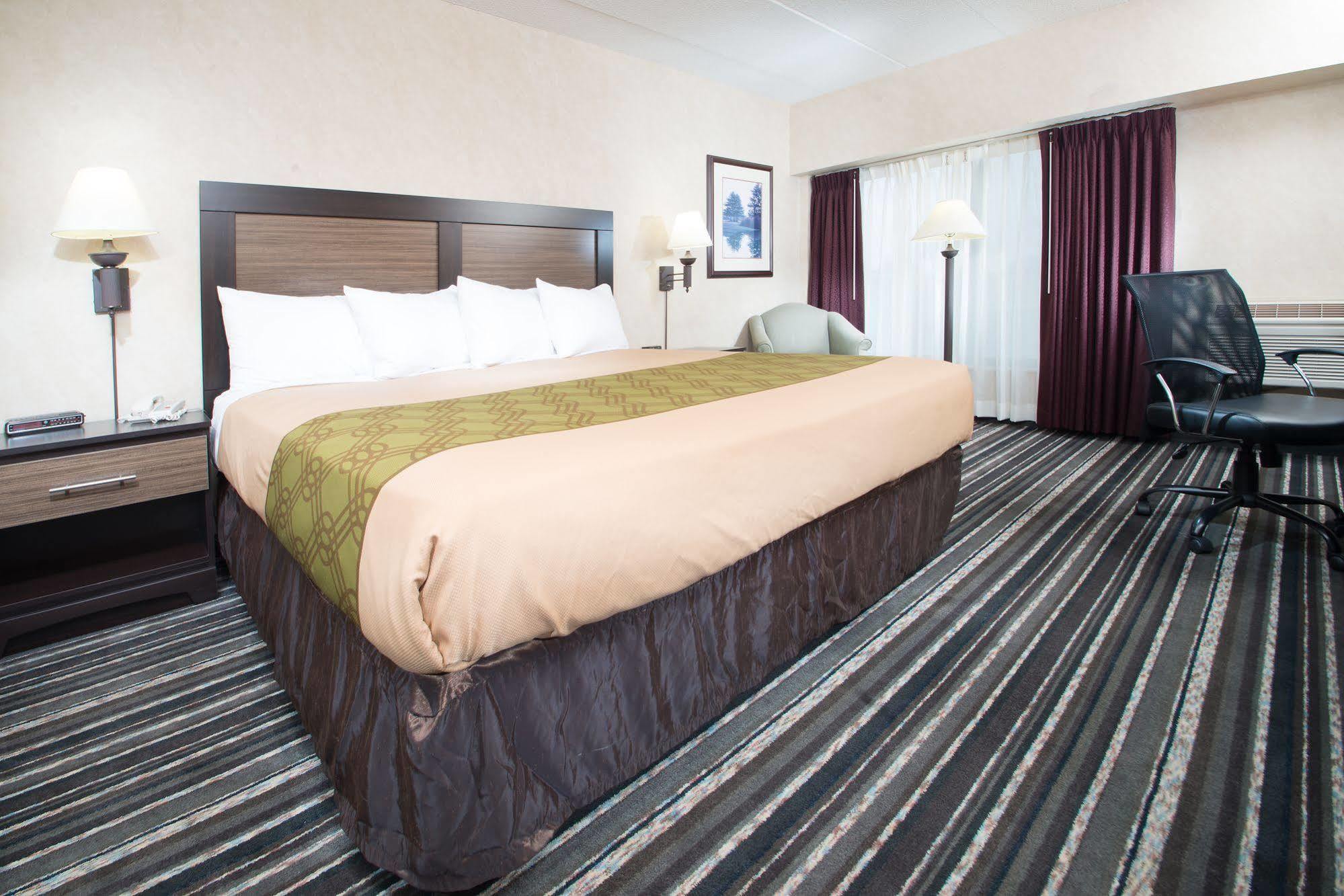 Crossroads Hotel And Huron Event Center Екстер'єр фото