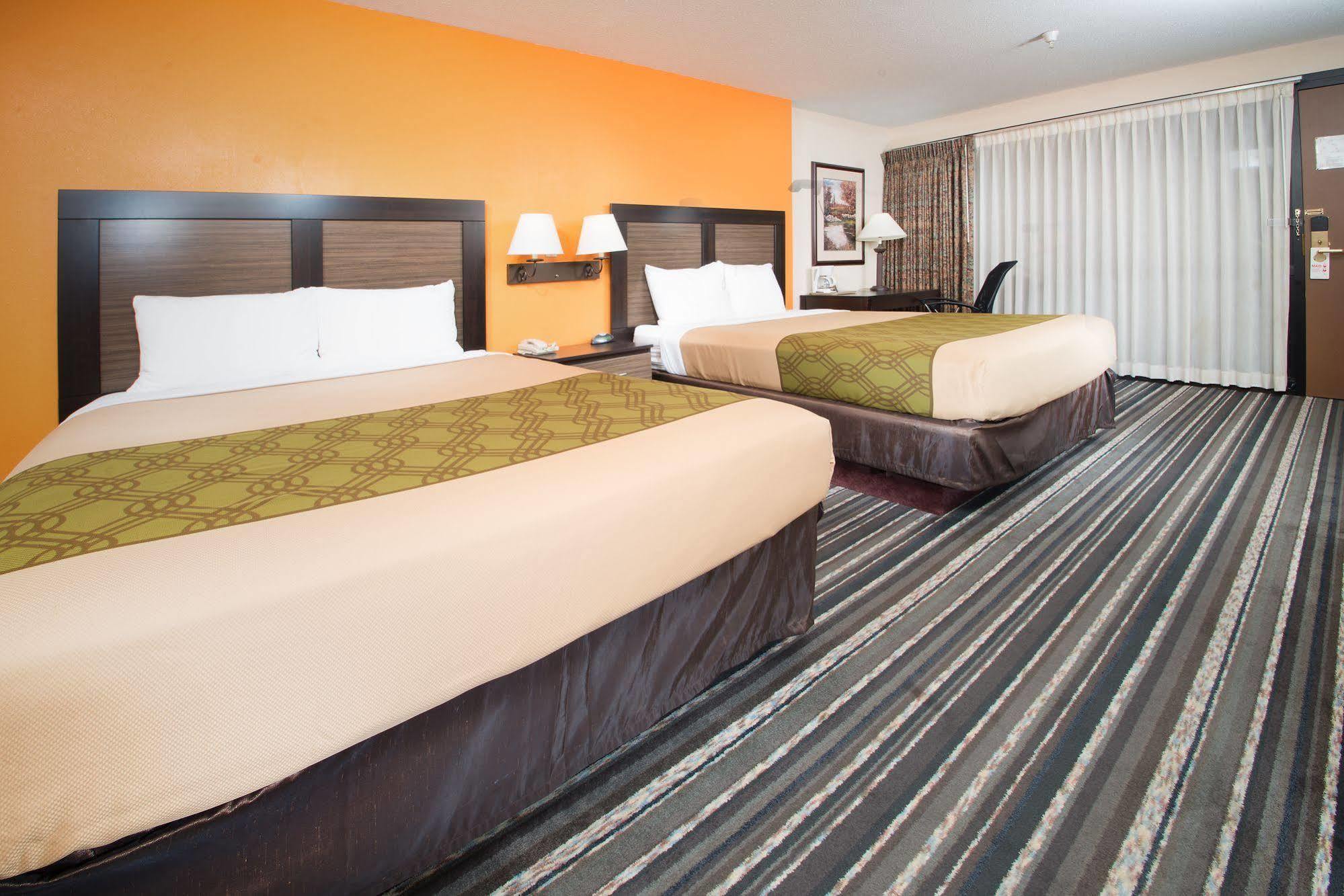 Crossroads Hotel And Huron Event Center Екстер'єр фото