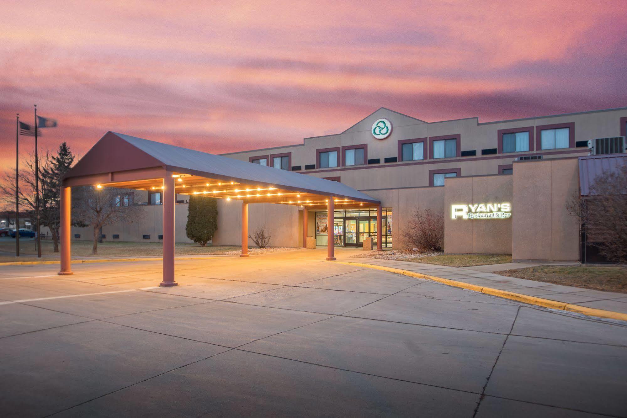 Crossroads Hotel And Huron Event Center Екстер'єр фото