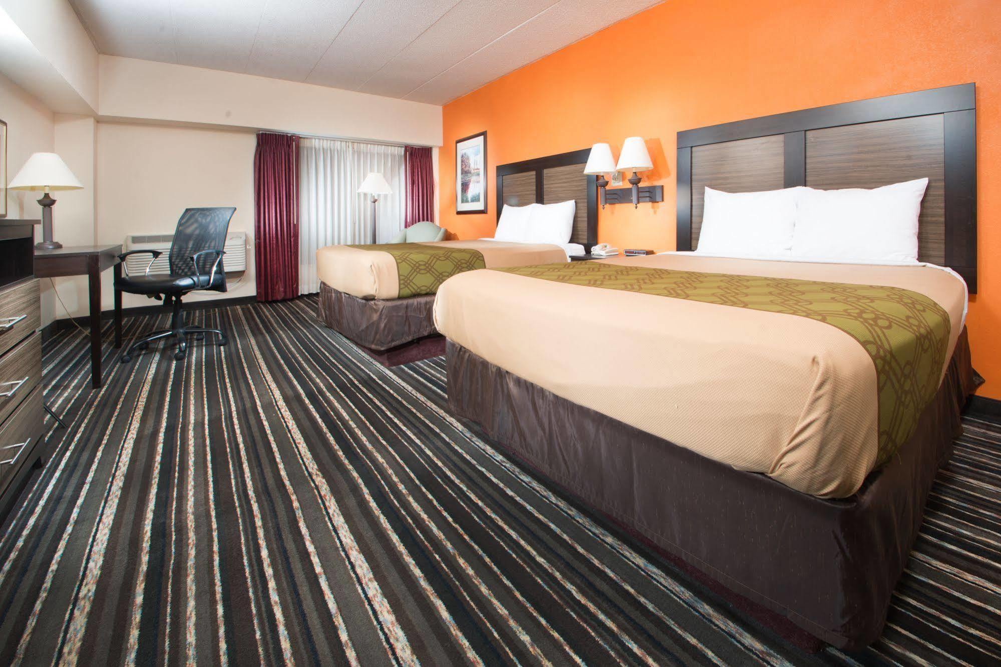 Crossroads Hotel And Huron Event Center Екстер'єр фото