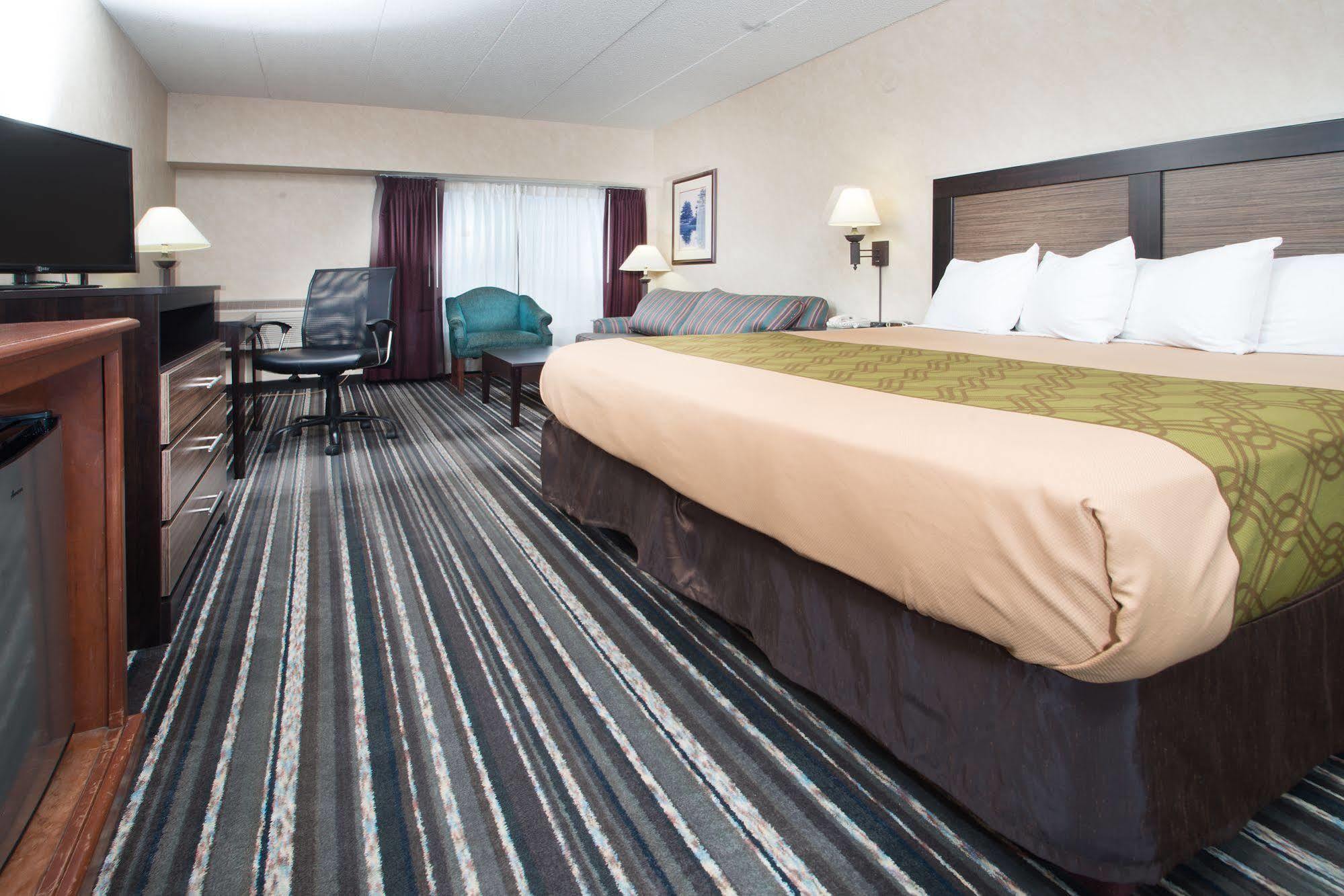 Crossroads Hotel And Huron Event Center Екстер'єр фото
