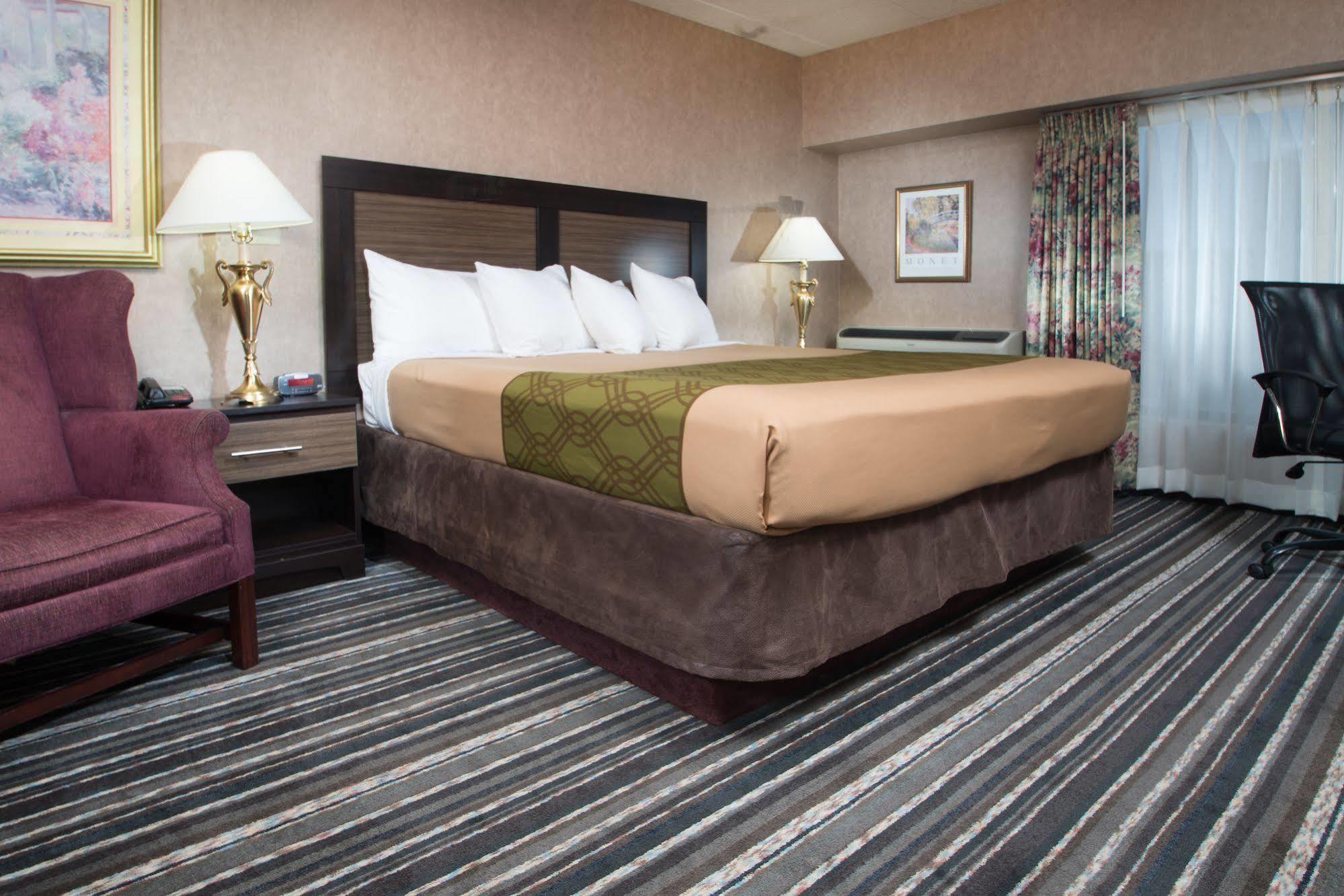 Crossroads Hotel And Huron Event Center Екстер'єр фото