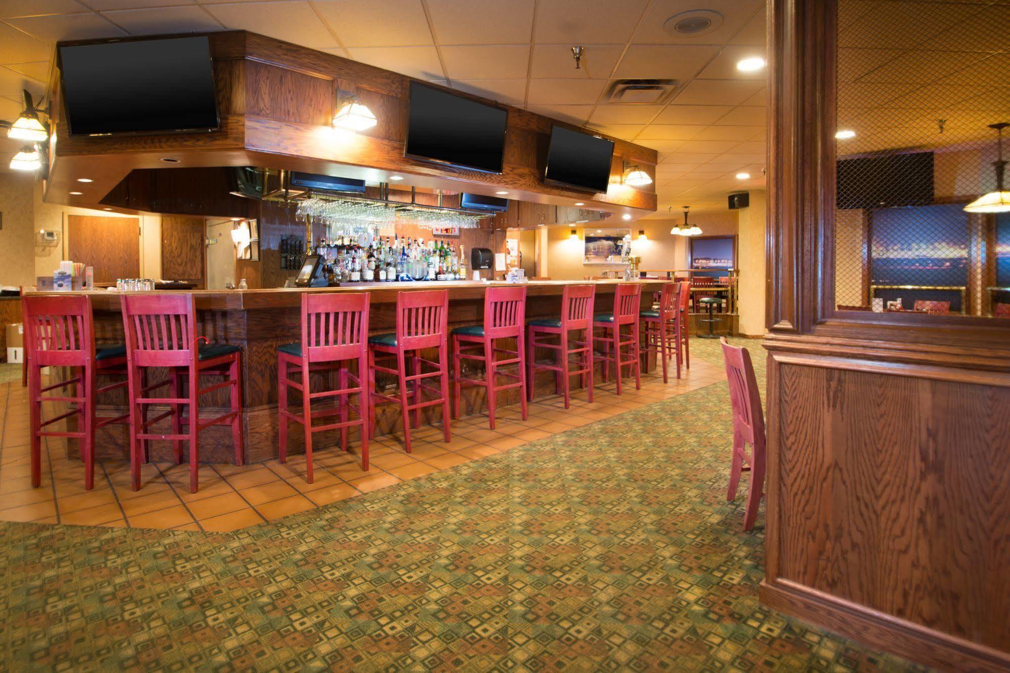 Crossroads Hotel And Huron Event Center Екстер'єр фото
